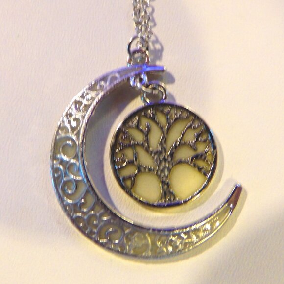 NEW - GLOW in the DARK CRESCENT MOON & TREE of LIFE NECKLACE - Picture 1 of 3